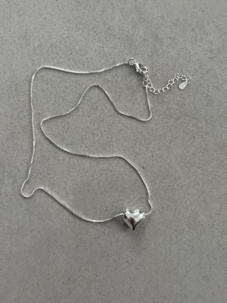 Strieborna retiazka so srdieckom,