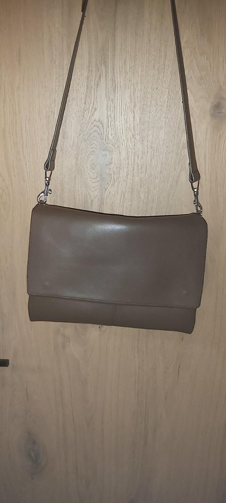 Kabelka reserved, reserved