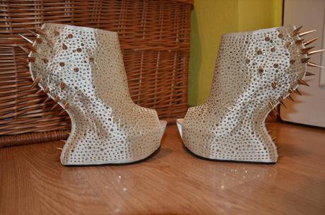 Predám zlate topanky s ostnami, 38