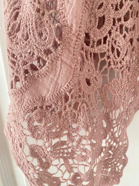 Ružová háčkovaná vesta, 