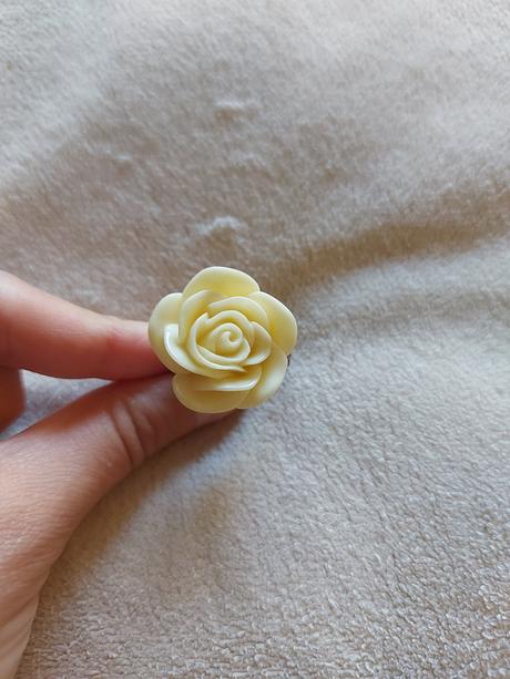 Rôzne druhy prsteňov, hodinky, kvet, motýľ, 