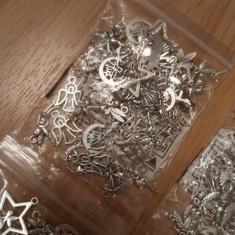 50ks privesky na vyrobu naramkov,