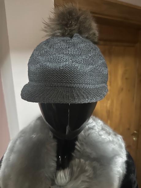 Zimná čiapka so šiltom a brmbolcom, 