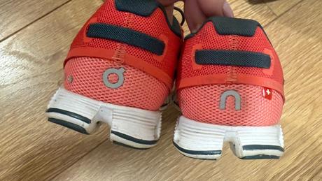 On cloud tenisky, 37