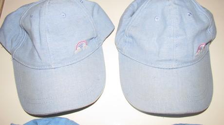 Šiltovky pre dvojičky, 56