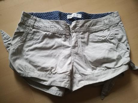 Šedobiele šortky, s