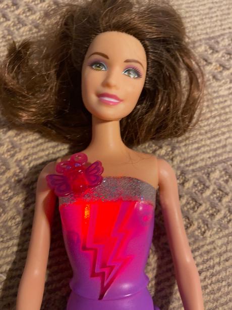 Krásna svietiaca barbie, vydávajúca zvuky bozku a,