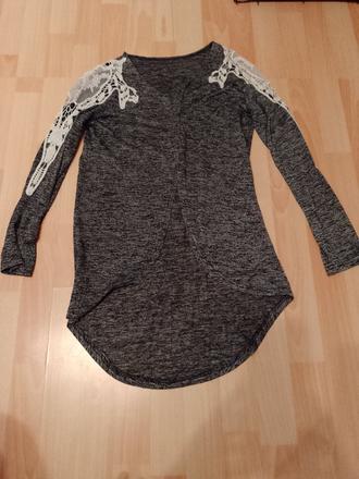 Tenučky svetrík z čipkou na pleciach, s