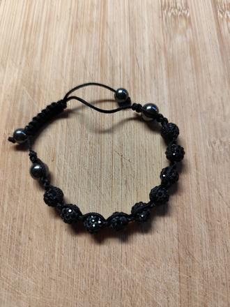 Guličkový náramok čierny,