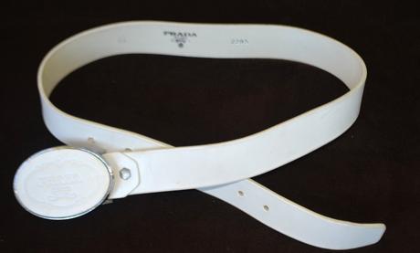 Biely opasok s prackou,