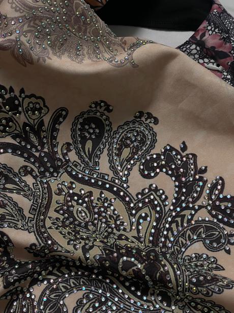 Béžové vzorované šaty, s