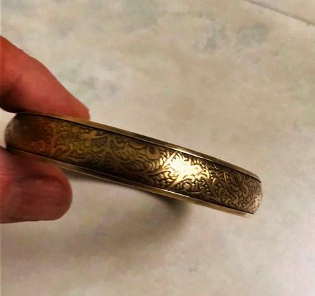 Starožitný gravírovaný náramok, 