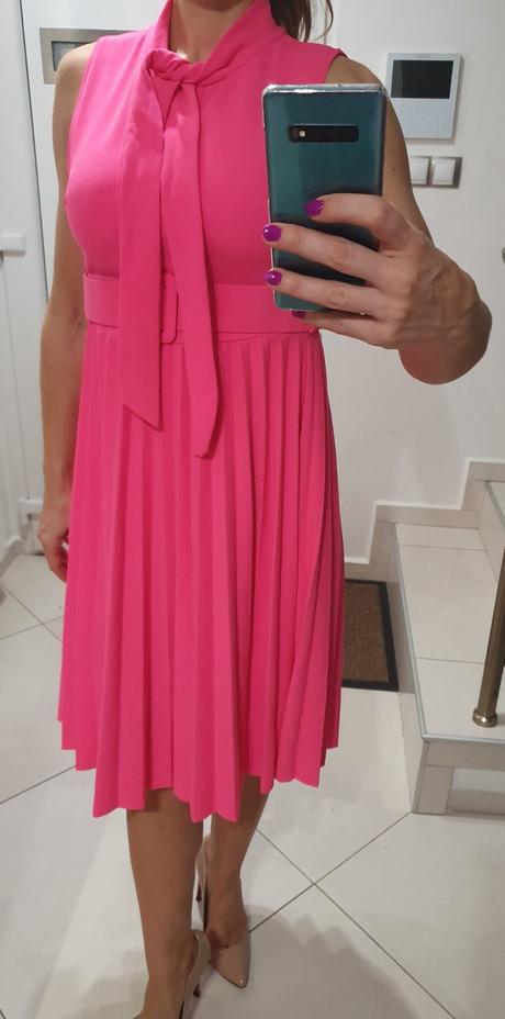 Neónové plisované šaty, s