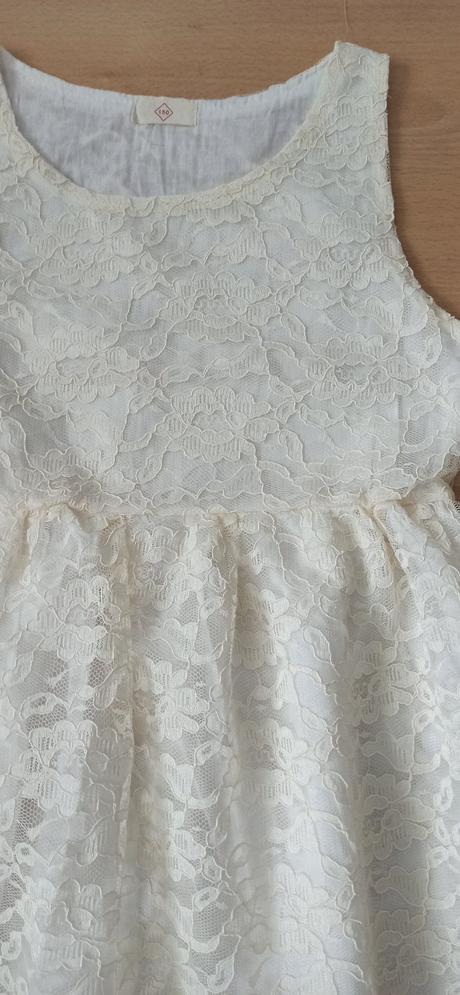 Krémové šaty, 146