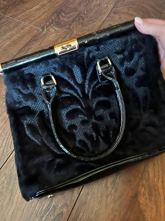 Krásna čierna kabelka, 