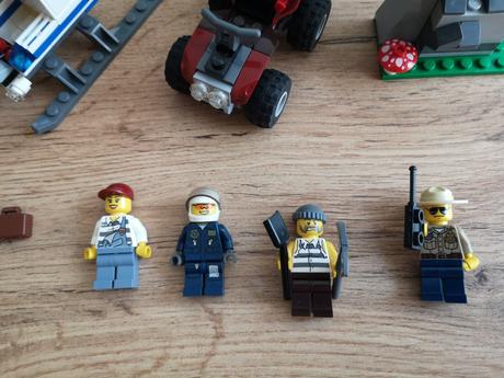 Lego city 4440 policajná stanica v lese,