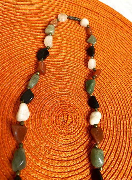 Náhrdelník z prírodných polodrahokamov, 