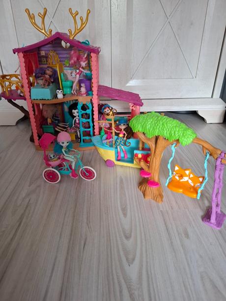 Domček +10 bábik enchantimals, 