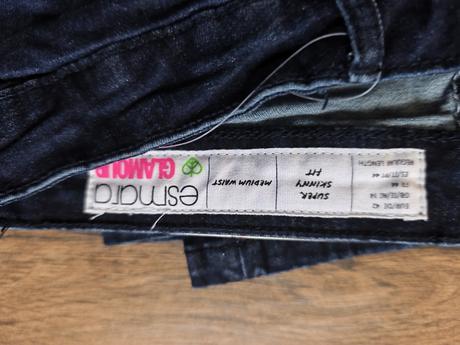 Tmavomodre rifle, esmara,42