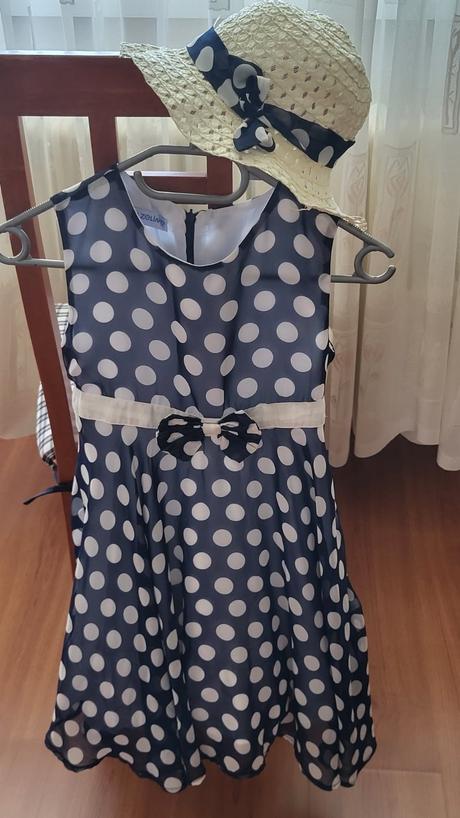 Spoločenské šaty so slameným klobúkom, 134