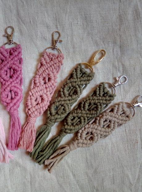 Skladom makramé kľúčenky-privesok, 