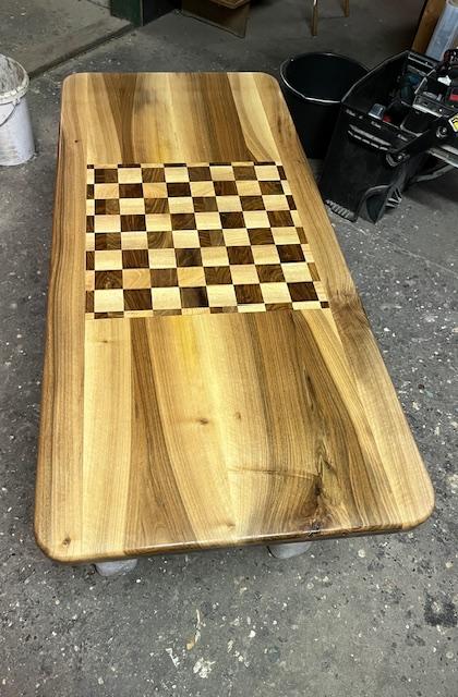 Šachovnicový masívny stôl orech ručná výroba, 