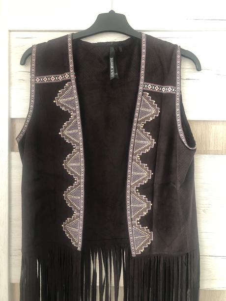 Čierna vesta so strapcami, s