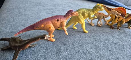 Dinosaury (menšie a väčšie) figúrky,
