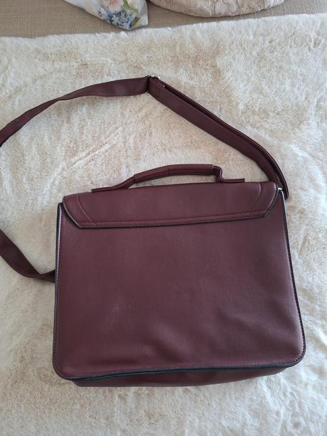 Bordová kabelka, house