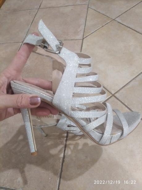 Trblietave luxusne talianske sandále, 38