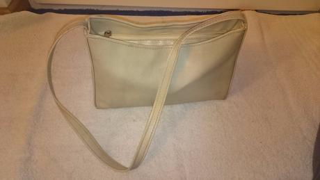 Kabelka kremovej farby na donosenie,