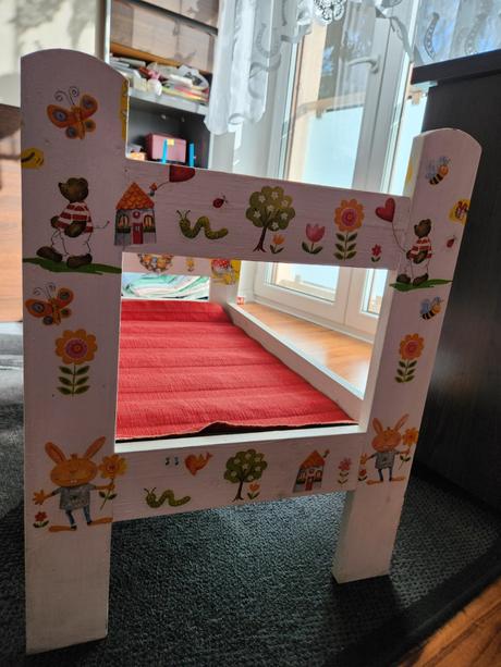 Kvalitná drevená veľká postieľka s perinkami, 