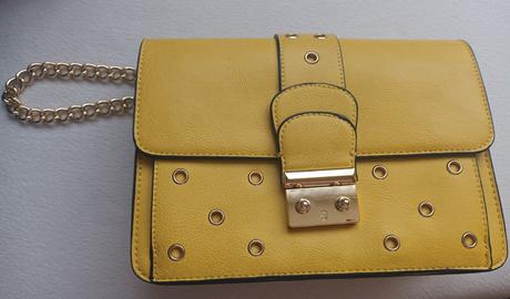 Žltá pevna kabelka so zlatou aplikaciou, 