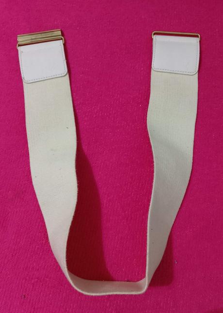 Biely gumový opasok,