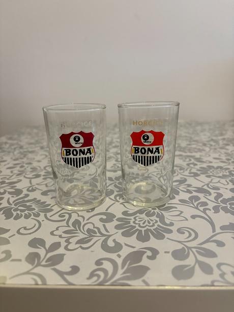 Dva vzorované poháre od horčice, 