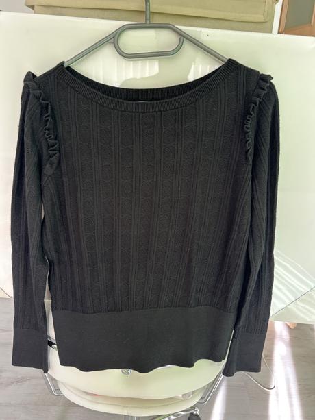 Elegantný pulóver s volánikmi, s