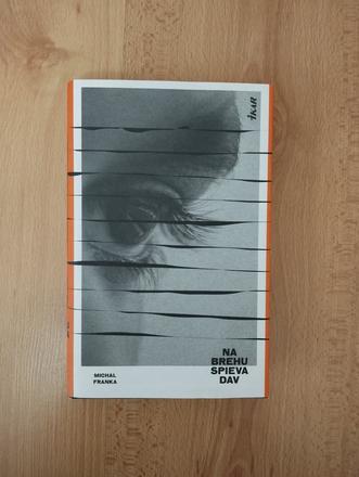 Na brehu spieva dav, 