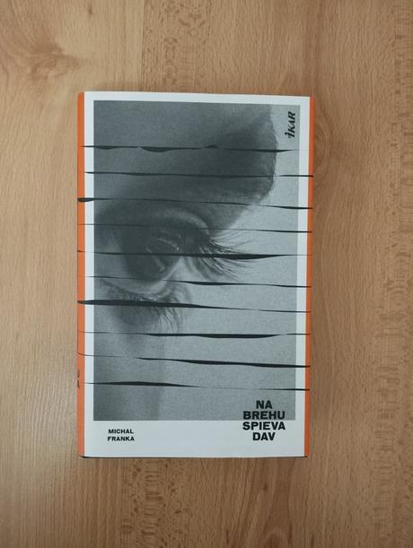 Na brehu spieva dav, 