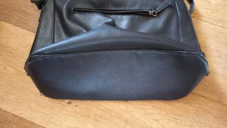 Čierna kabelka ľahká na donosenie,