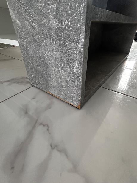 Bielosivy konferenčný stolik, 