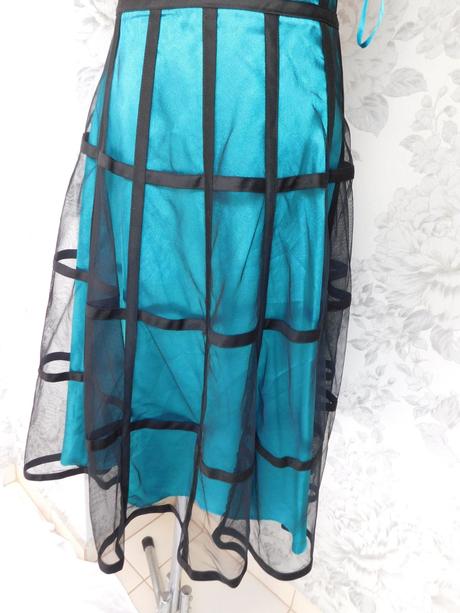 Pekne šaty s odonimatelnymi ramienkami, 46