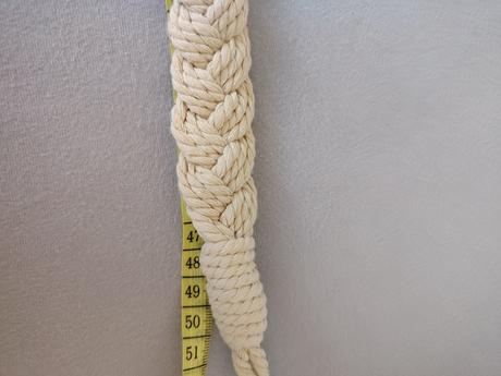 Béžové spony na závesy,