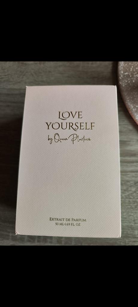 Parfém qen plačková,