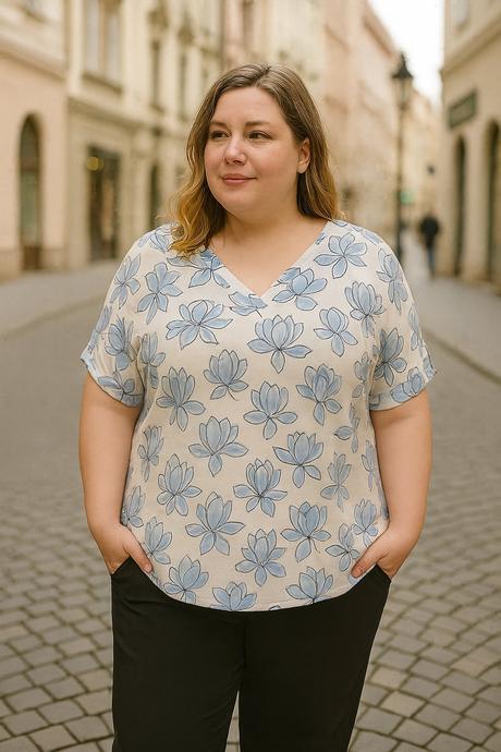 Dámska blúzka s modrým kvetinovým vzorom a výstrih,