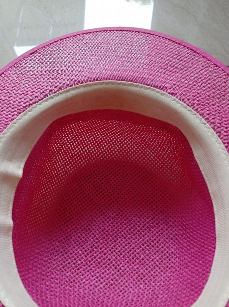 Klobúk s mašľou, 56