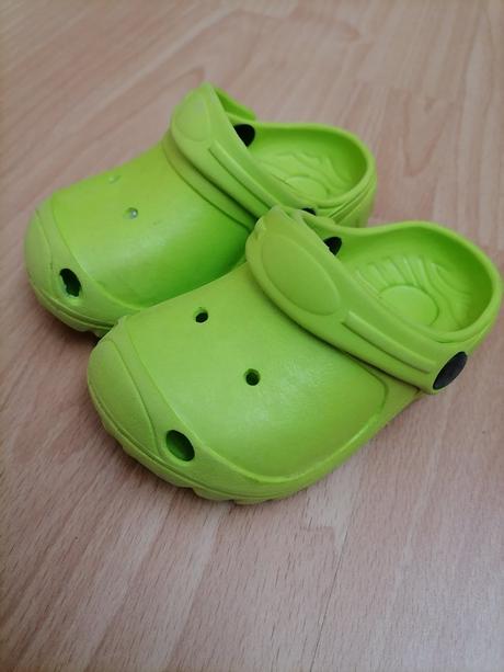 Crocs, 22