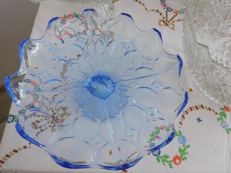 Sklo lisované-misy na ovocie, tácka na tortu,