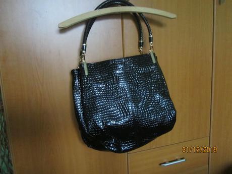 Čierna lakovaná kabelka,