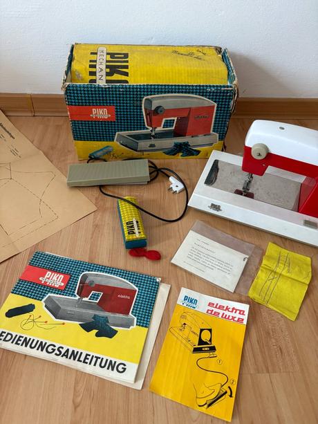 Starý retro detský šijací stroj - piko, 