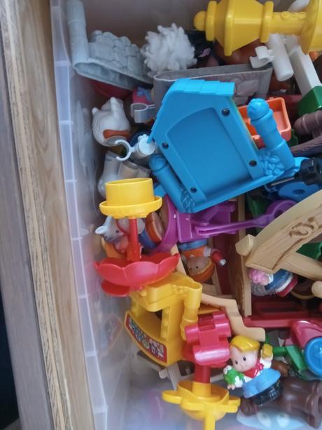 Mesto fisher price little people s malou stajnou, 